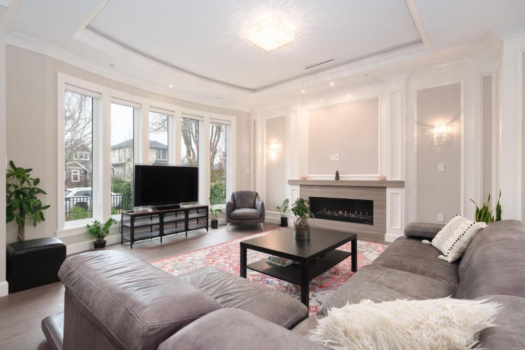 温哥华Dunbar Luxury Homestay的带沙发和电视的客厅