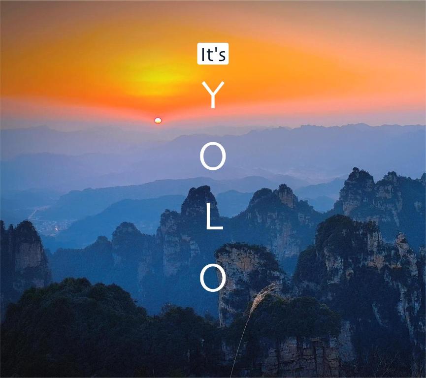 张家界Zhangjiajie YOLO Resort--Within Zhangjiajie National Forest Park的日落和太阳在天空中的图像