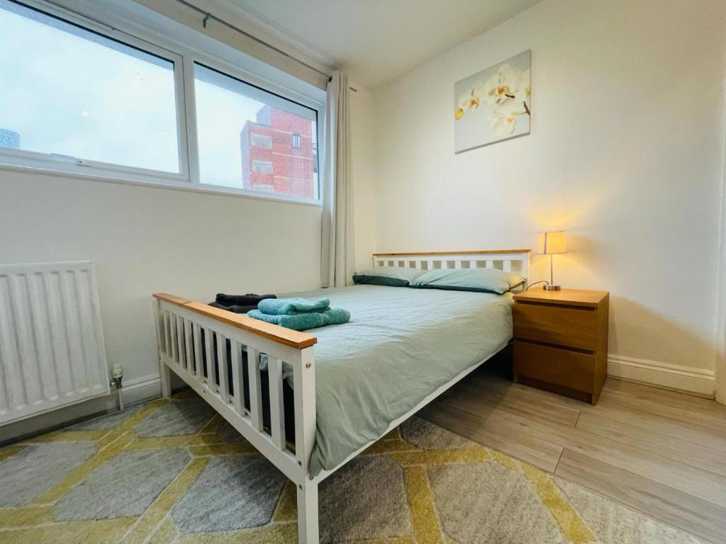 伦敦Double bedroom with bathroom en suite in London Docklands Canary Wharf E14的一间卧室设有一张床和一个大窗户