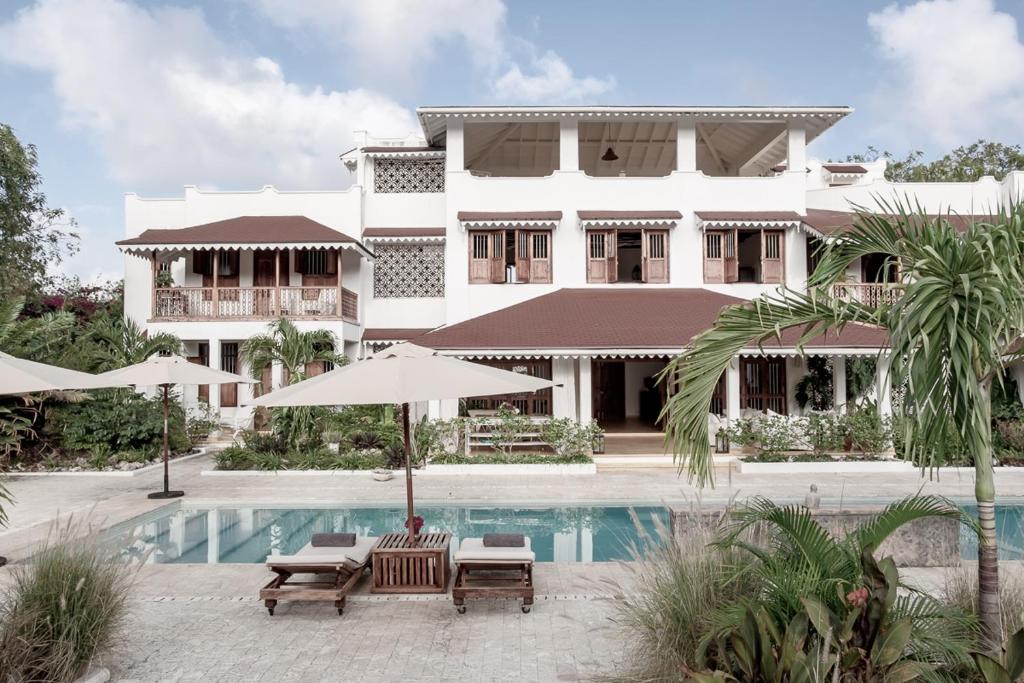 基利菲Tarangau Retreat的一座带游泳池和大楼的酒店