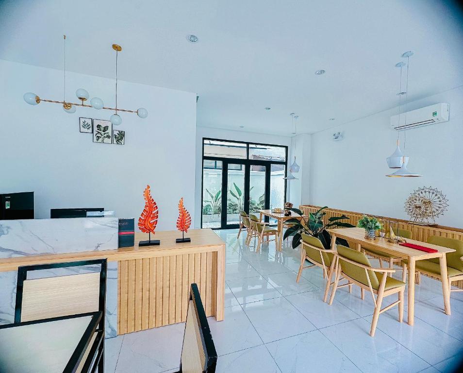 富国Z Homestay 2 Phú Quốc的一间用餐室,内设桌椅