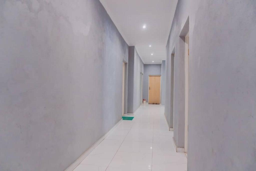 MangochiAdams lodges Ltd的空的走廊,有白色的墙壁和白色的地板