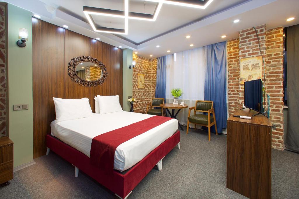 伊斯坦布尔Galata By Boss Hotel的酒店客房,配有床和电视
