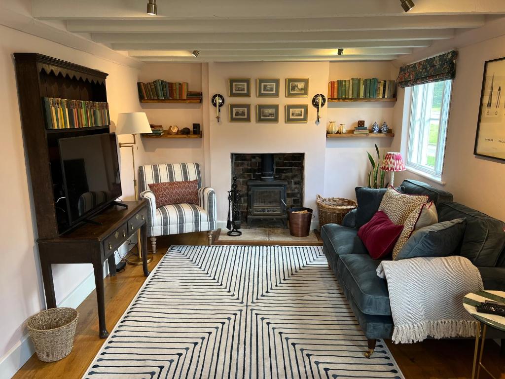 BredonLuxury Cottage with Garden的带沙发和电视的客厅