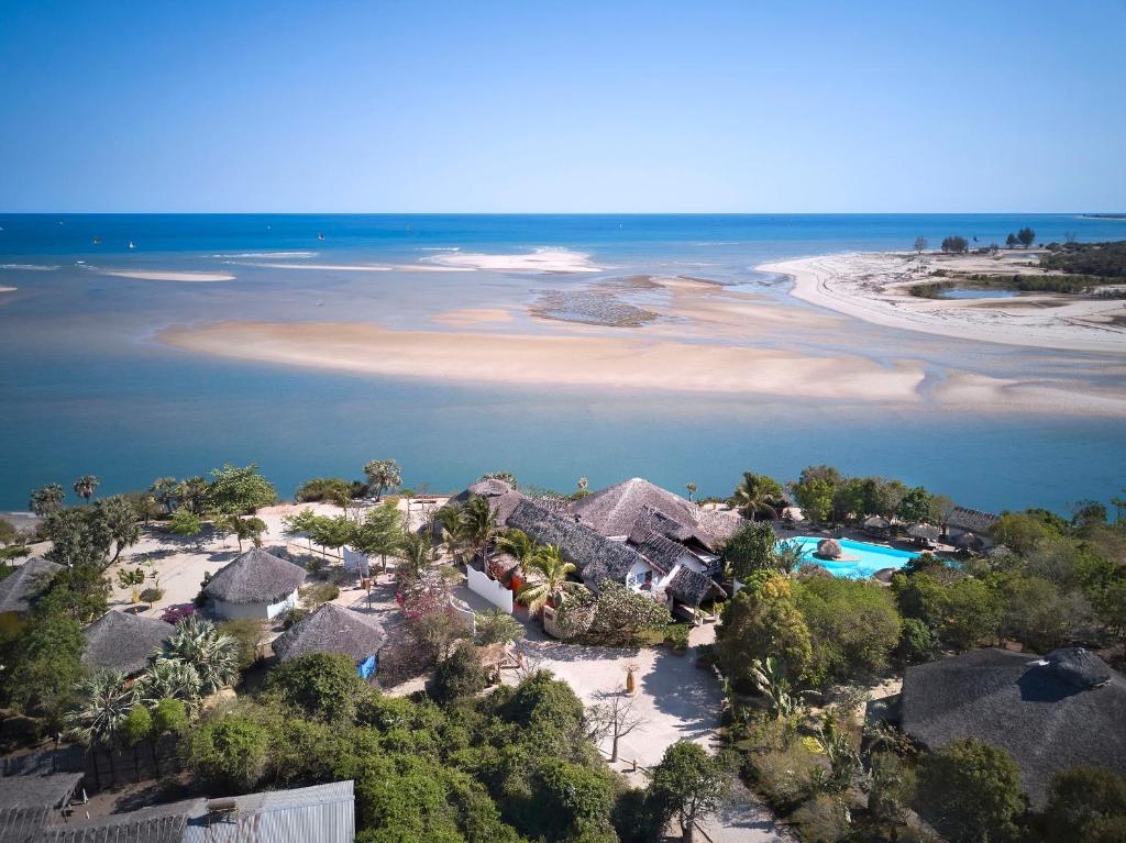 马哈赞加安萨尼铁度假村的海滩上的度假村的空中景致