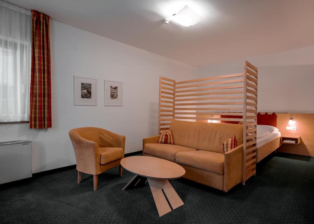 博尔扎诺菲戈*** S酒店的酒店客房设有一张沙发和一张床