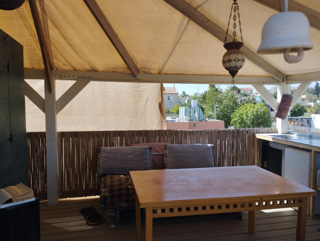 米茨佩·拉蒙Star Gazing的一个带桌子和帐篷的庭院