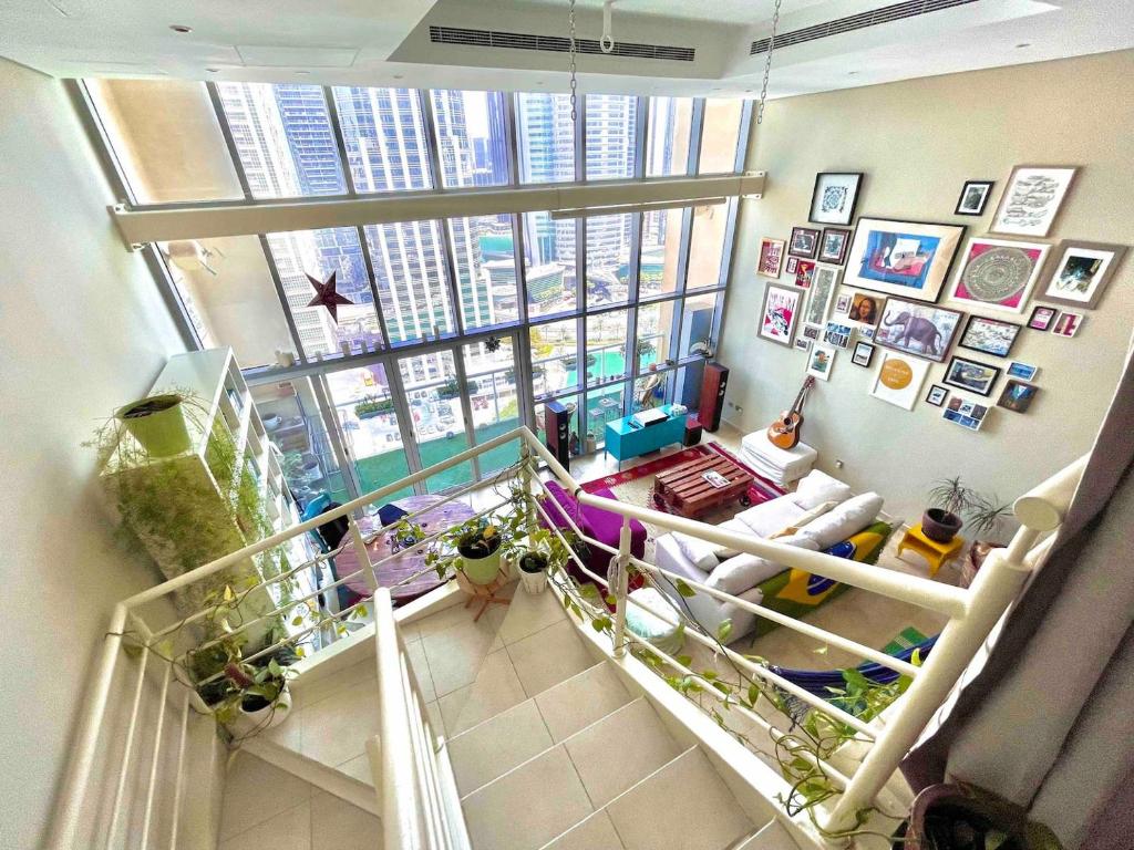 迪拜Urban Oasis Duplex Loft Wabundant Natural Light的享有带大窗户的客厅的景色