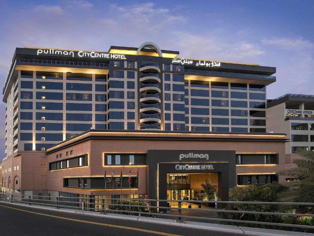 迪拜普尔曼迪拜河城市中心酒店的一座高大的建筑,有一座建筑