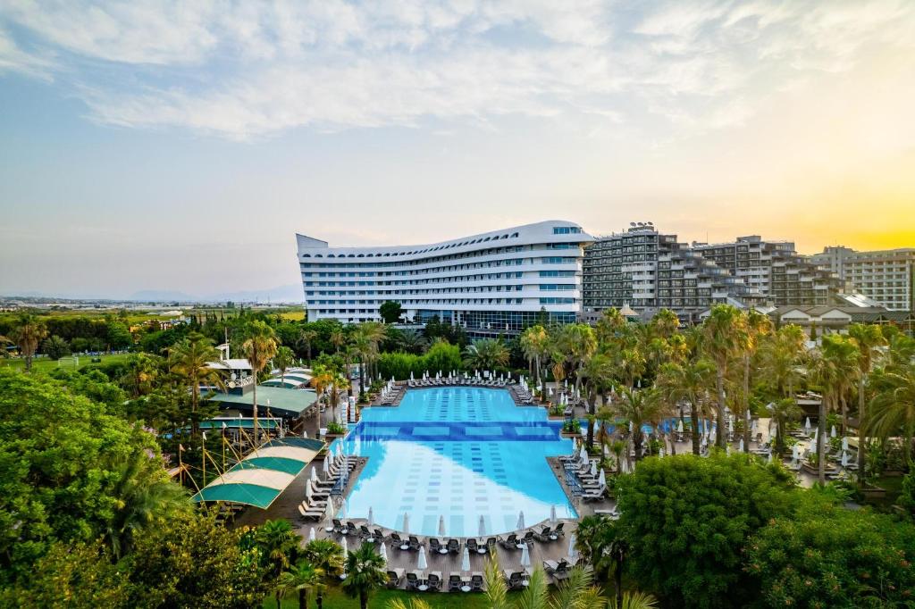 拉瑞Concorde De Luxe Resort Lara Antalya- Prive Ultra All Inclusive的带游泳池的度假村的俯视图