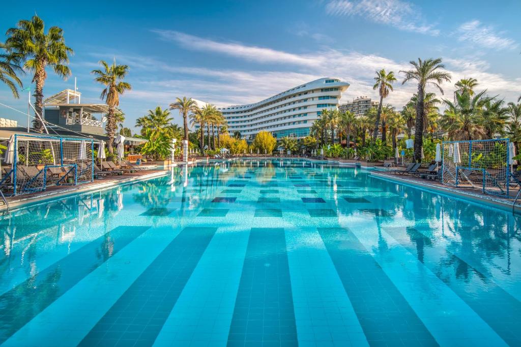 拉瑞Concorde De Luxe Resort - Prive Ultra All Inclusive的一座棕榈树大型游泳池