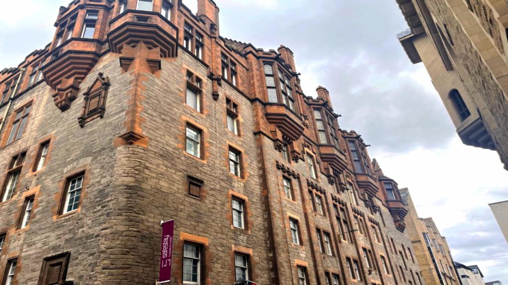 爱丁堡Safestay Edinburgh Cowgate的一座高大的砖砌建筑,有钟楼