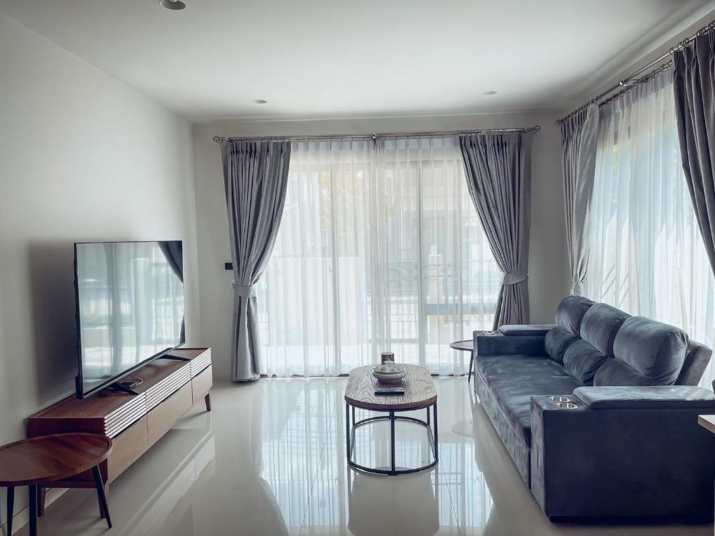 Ban Bang Toei (1)NP Krungthep Kreetha​ Villa的客厅配有蓝色的沙发和电视