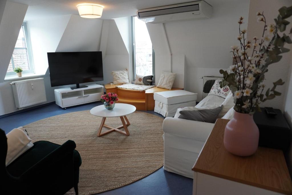维尔茨堡City Apartement im Herzen der Stadt的客厅配有白色沙发和电视