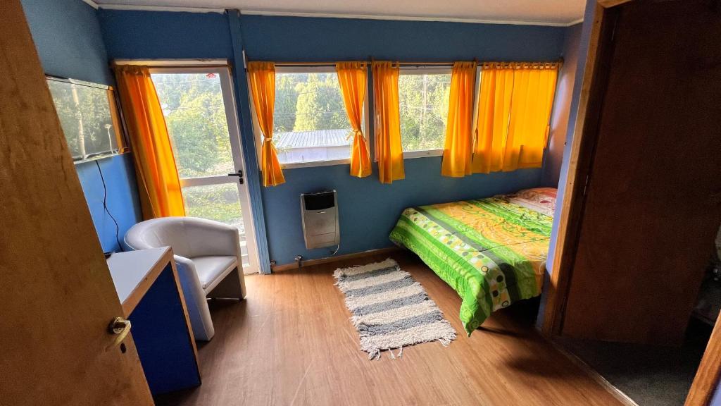 圣卡洛斯-德巴里洛切OTTO SKY & SUMMER的一间小卧室,配有床和2个窗户