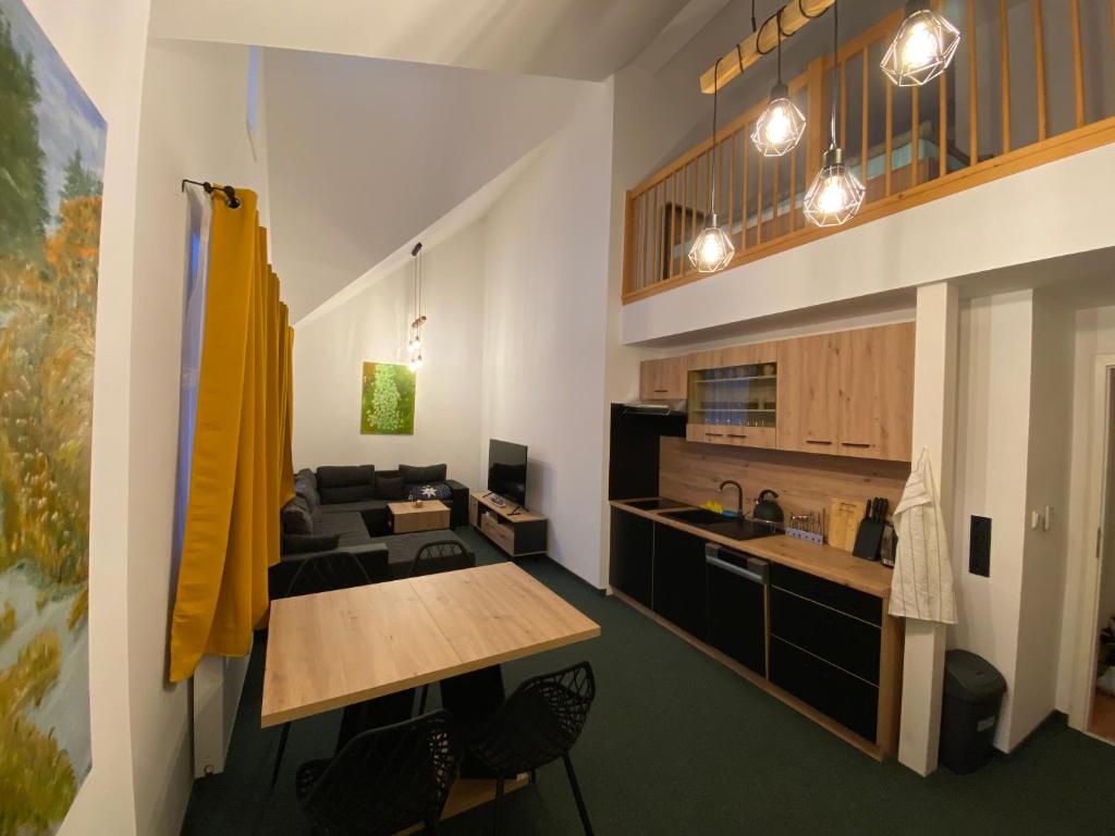 姆拉代布基Apartmán - Dovolená Mladé Buky的厨房以及带桌子和沙发的客厅。