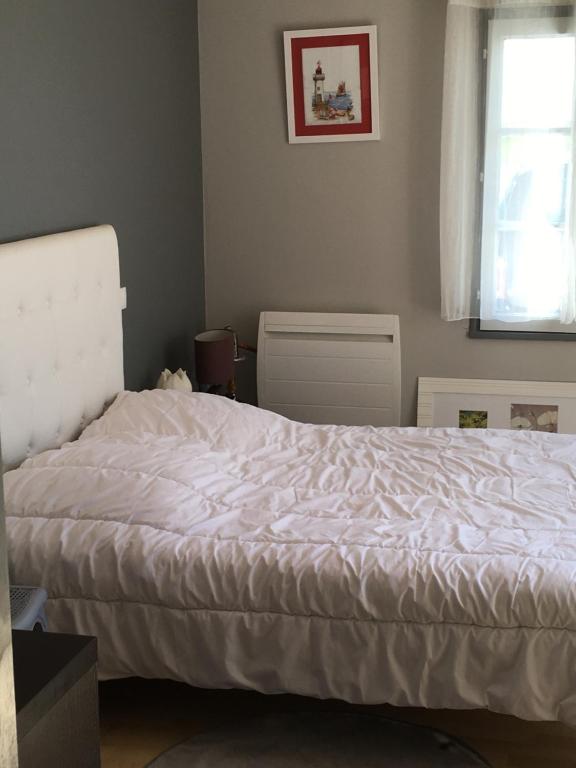 巴尔巴特尔Chambre grise的卧室配有白色的床和窗户。
