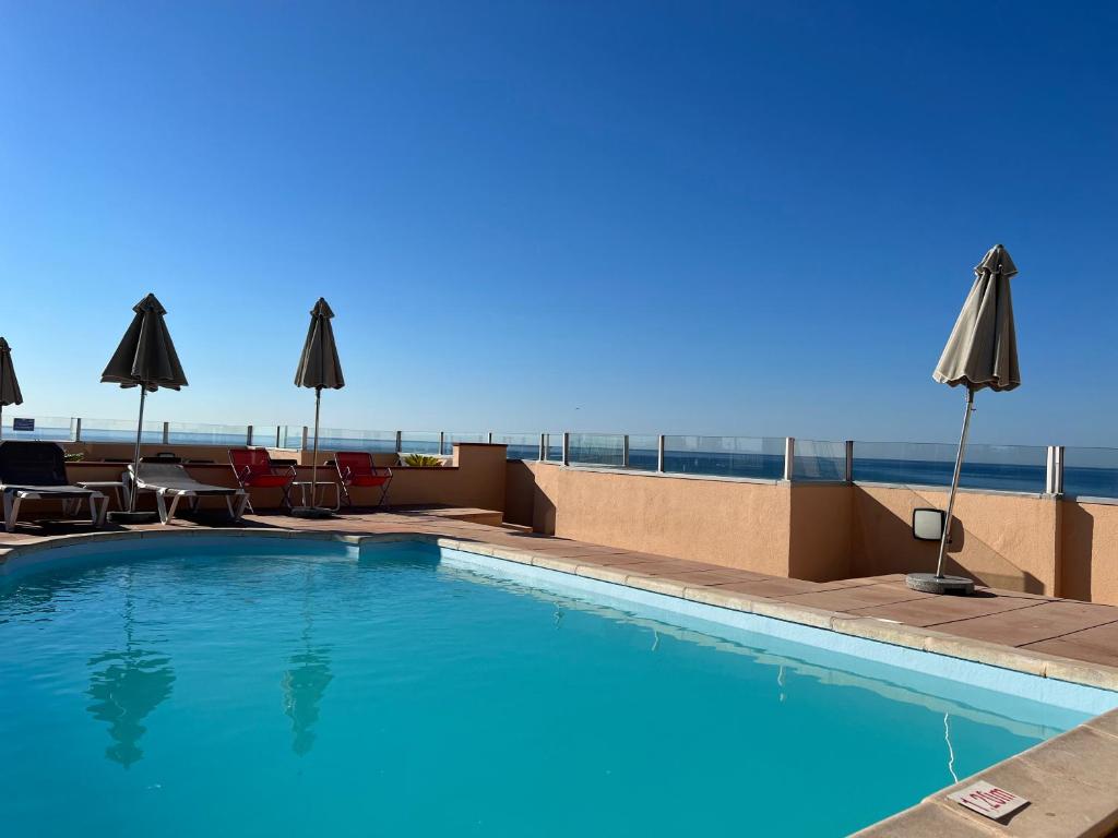 塞特港Hotel Port Marine的屋顶游泳池,带遮阳伞