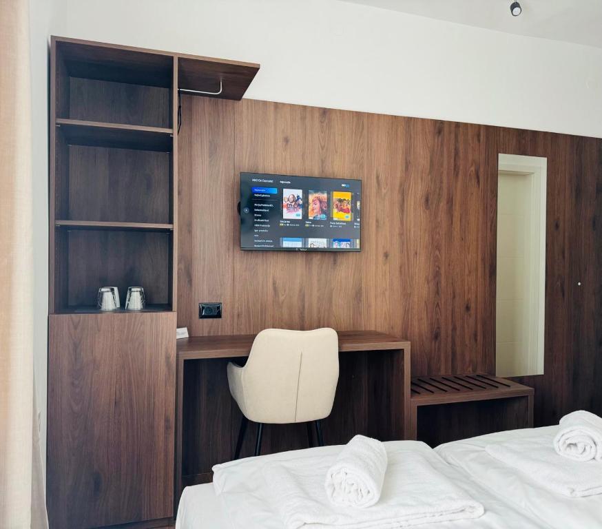科佩尔Apartments & rooms Artemus Belveder的一间卧室配有一张床、一张桌子和一把椅子