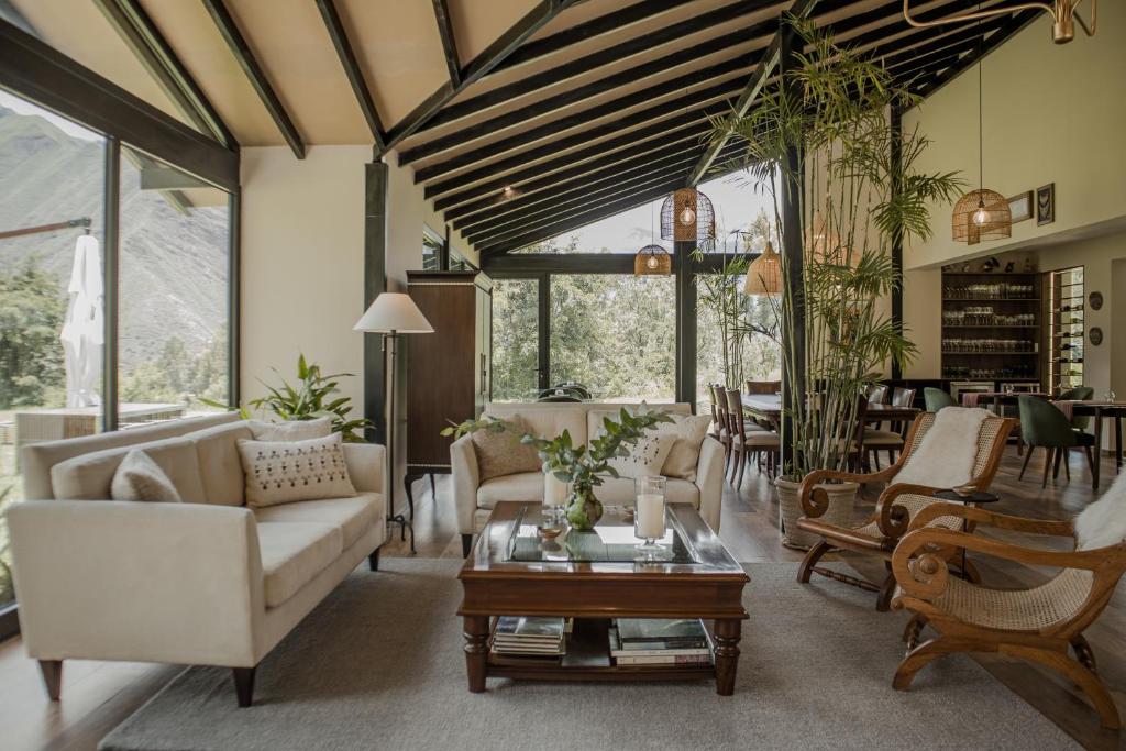乌鲁班巴Sierra Sacred Valley的客厅配有沙发和桌子