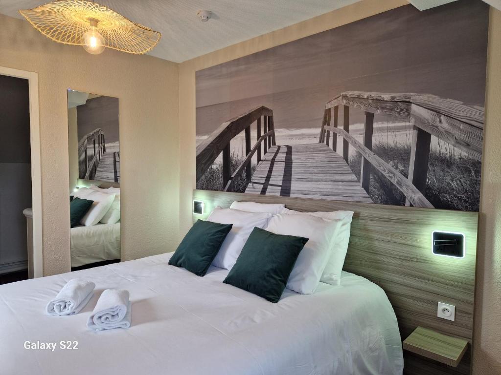 贝桑于潘港艾森豪威尔酒店（前国王酒店）的一间卧室配有一张带码头画的床铺