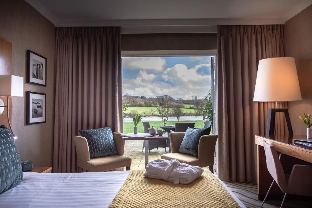 赖德湖畔公园酒店&SPA的酒店客房设有一张床和一个大窗户