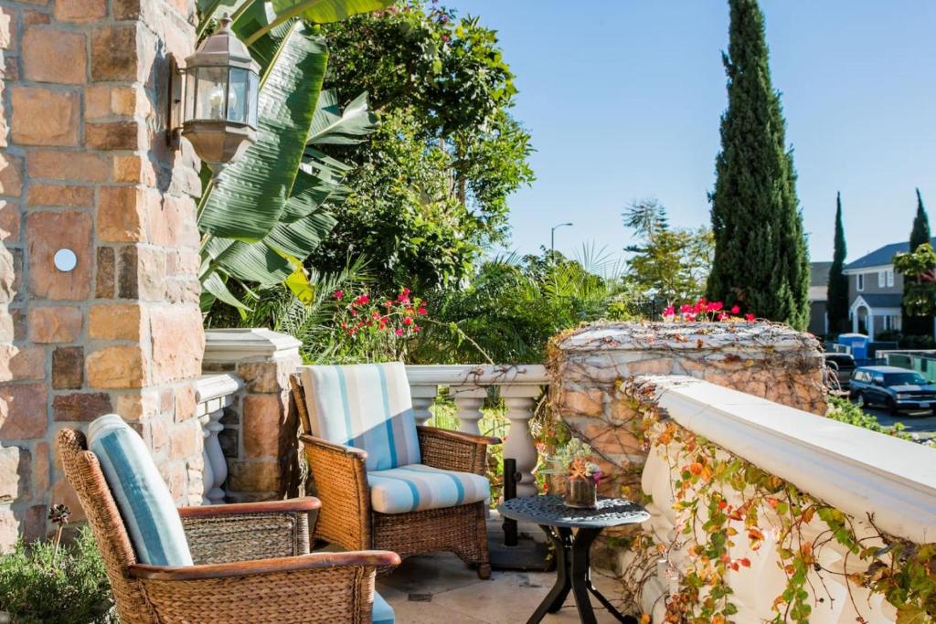 拉古纳海滩Unparalleled Villa Apartment in an Enchanting Village的一个带椅子和一张桌子的墙壁庭院