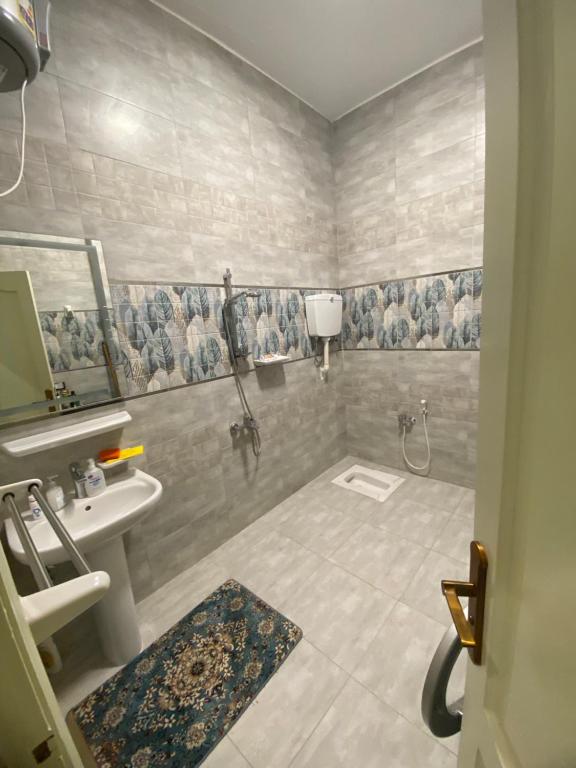 赫尔格达Villa in hurghada的一间带水槽和镜子的浴室