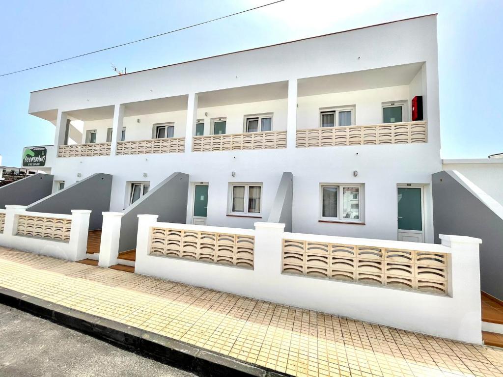 塔马达斯特Apartamento de 1 dormitorio en primera linea de mar, Tamaduste, El Hierro的带阳台的白色建筑