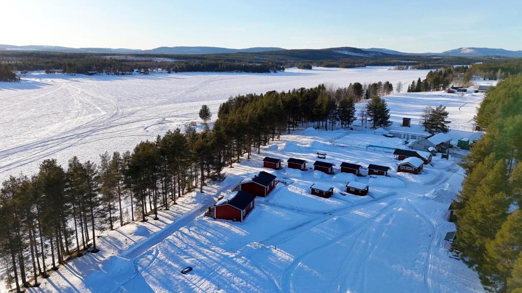 BlattnikseleHoliday home - Semesterhus Solnedgång的雪地中滑雪胜地的空中景观