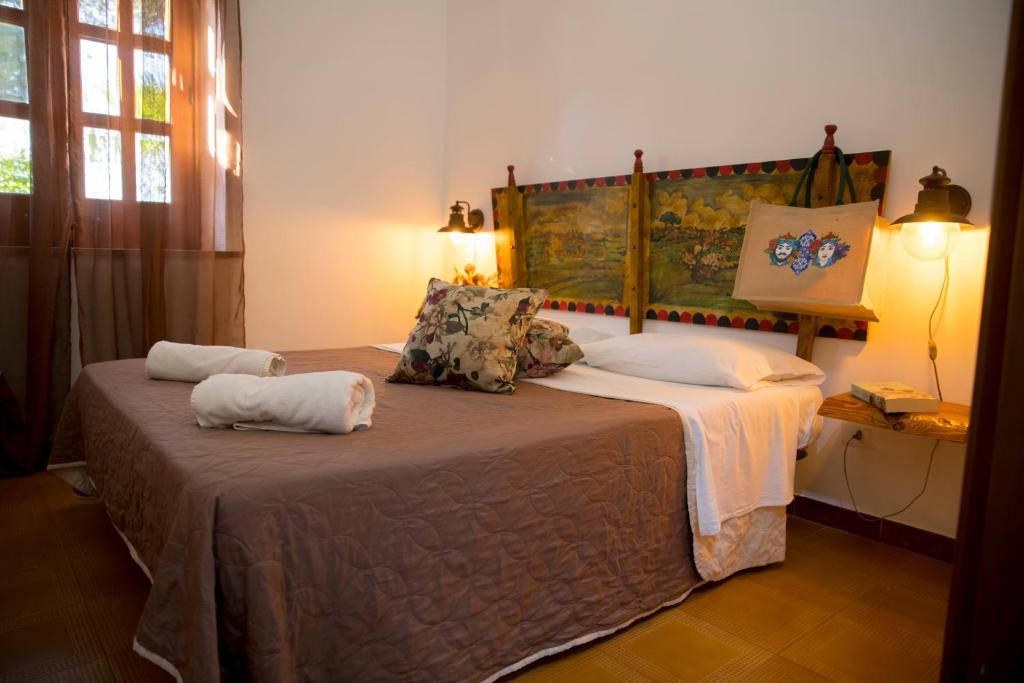 圣维托罗卡波Villa I Due Pini的一间卧室配有一张床,上面有两条毛巾