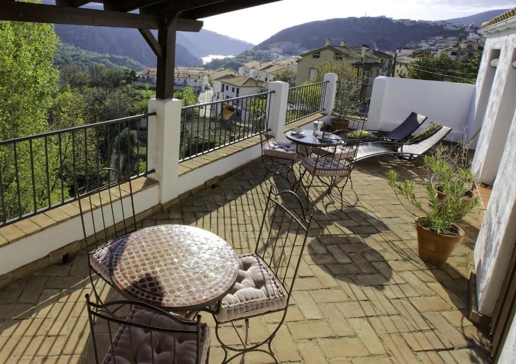 圭哈尔谢拉Casa Rural Arroyo de la Greda的美景阳台,配有桌椅