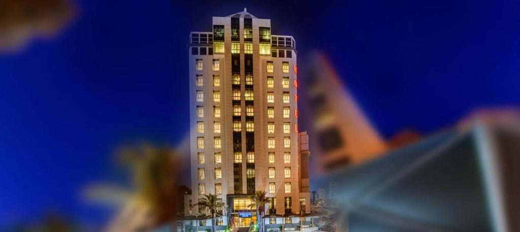 科威特布拉沃皇家套房酒店 的一座高楼模型,灯火在上面