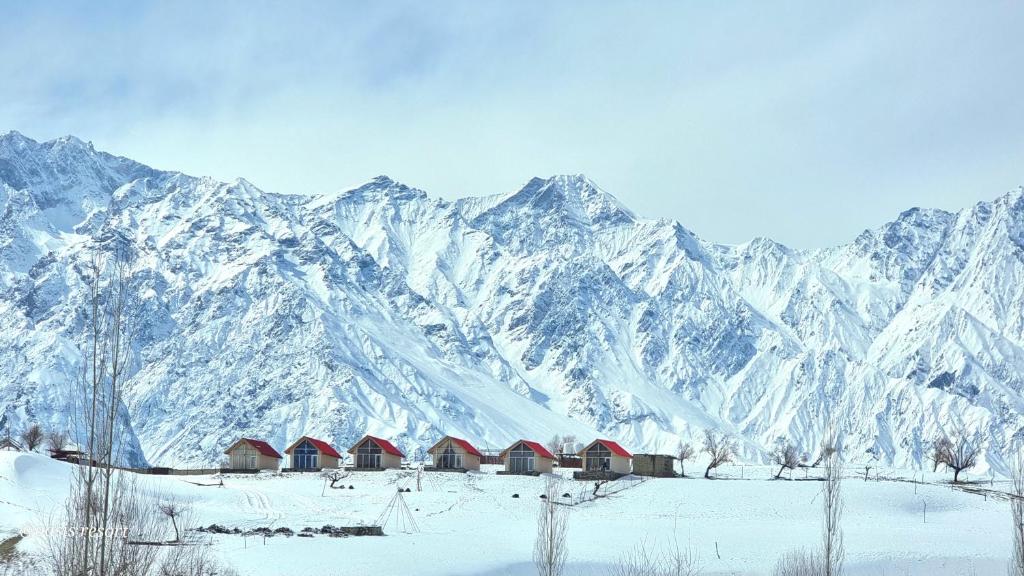 锡卡都Oasis Resort的一座白雪覆盖的山,有一群红色的建筑