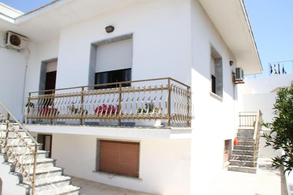 卡斯特里尼亚诺德尔卡波Villetta Municipio的白色的建筑,设有楼梯和阳台