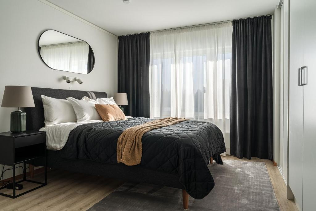 吕勒奥Consultant's Luleå Hub: Work & Rest的一间卧室设有一张床和一个大窗户