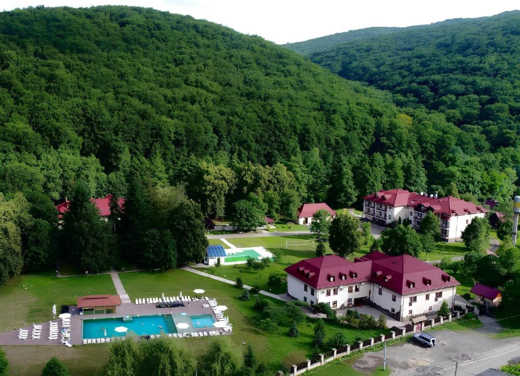 AntonovkaBogolvar Retreat Resort的享有山区度假胜地的空中景致