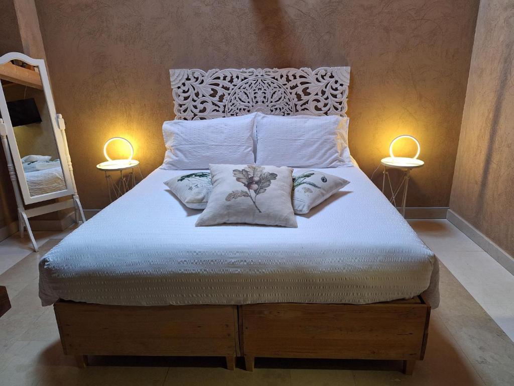 阿维奥Vallarom的一张带两个枕头的床和两盏灯
