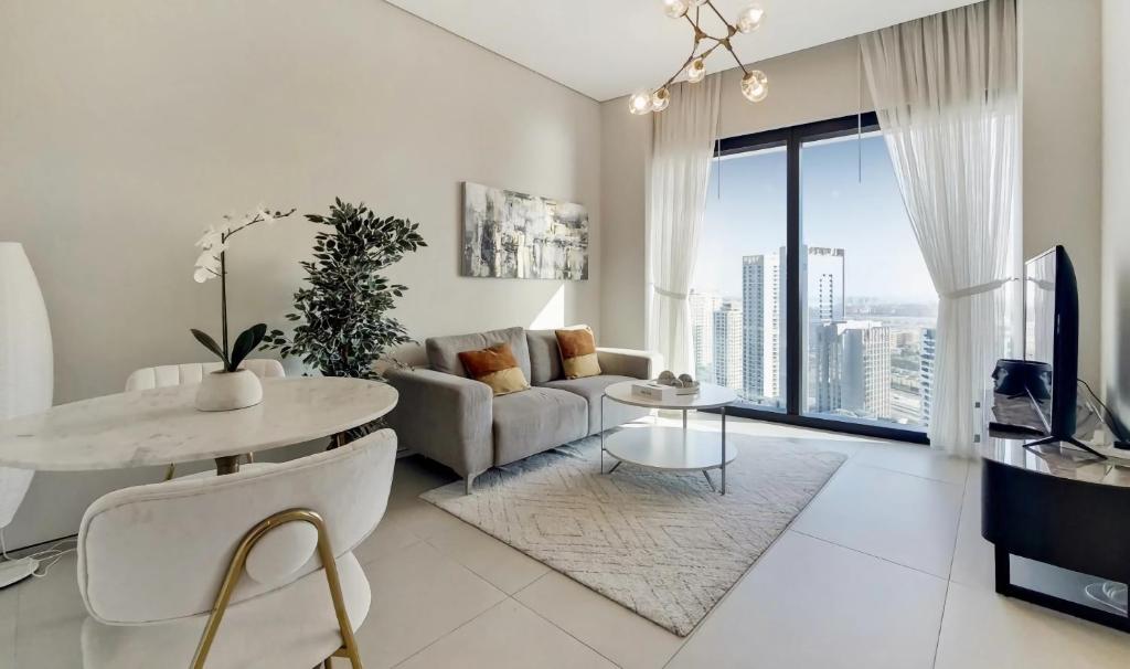 迪拜Address Beach Resort Apartment的白色的客厅配有沙发和桌子