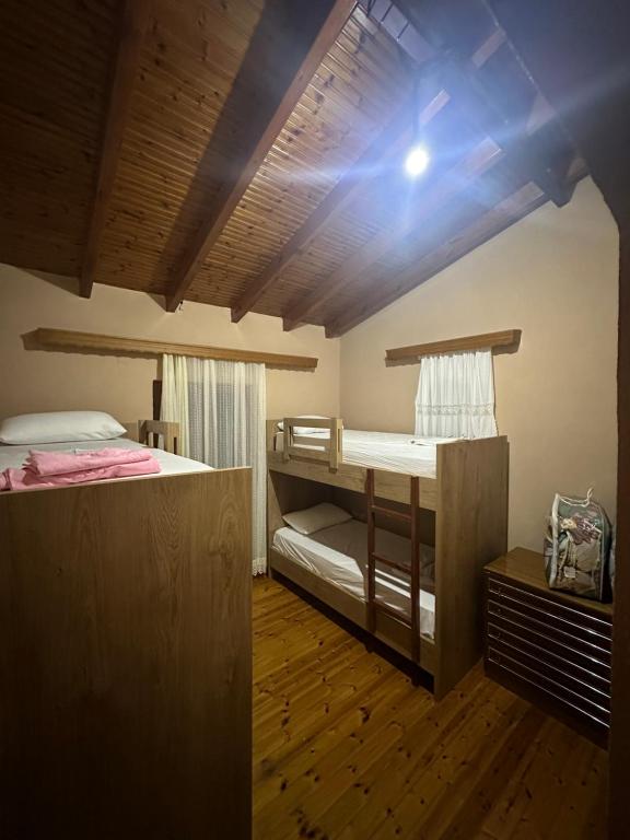萨兰达Villa Anna的铺有木地板的客房内配有两张双层床。
