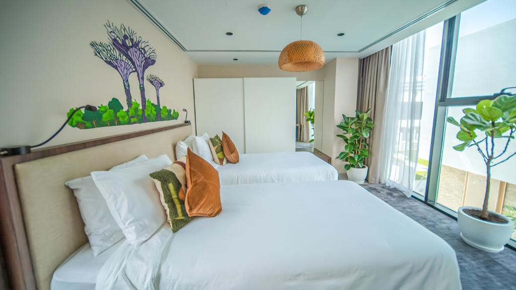 迪拜Nas House Private Villas的带窗户的客房内的2张白色床