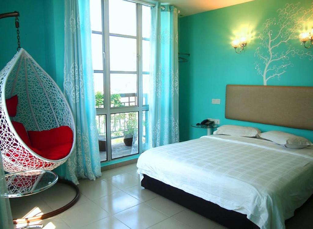 马六甲马六甲昂萨那酒店的一间卧室配有一张带秋千和窗户的床。