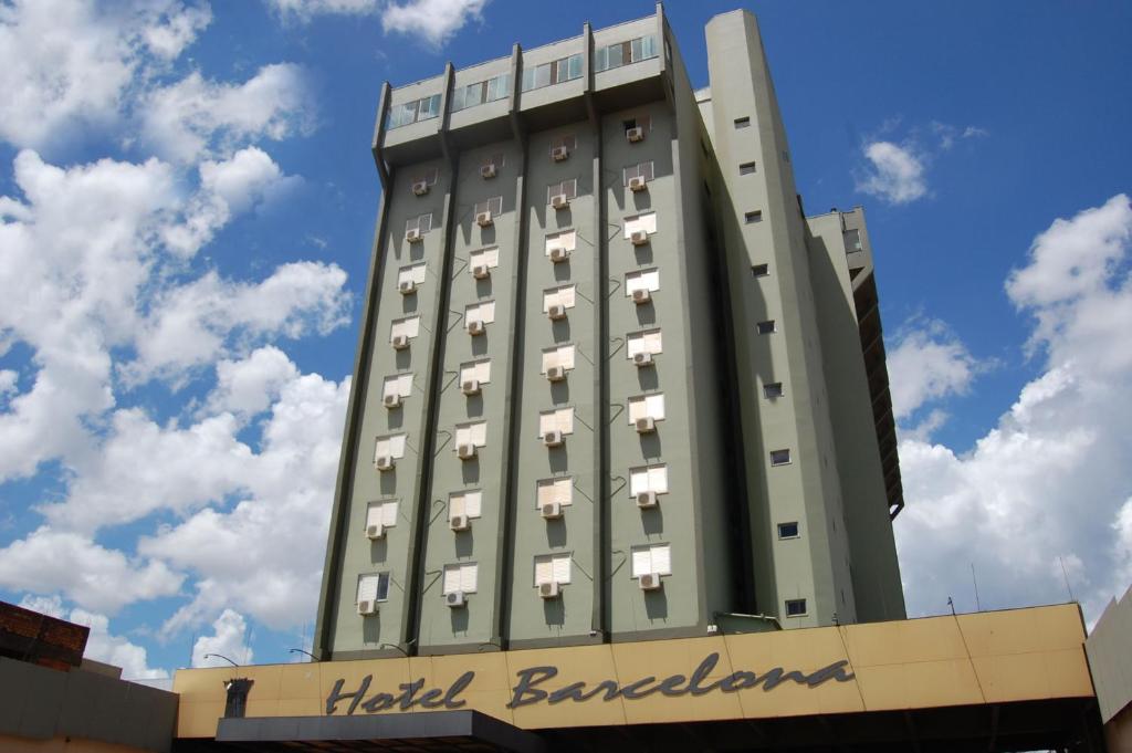 蓬塔波朗Hotel Barcelona的一座高大的建筑,上面有酒店