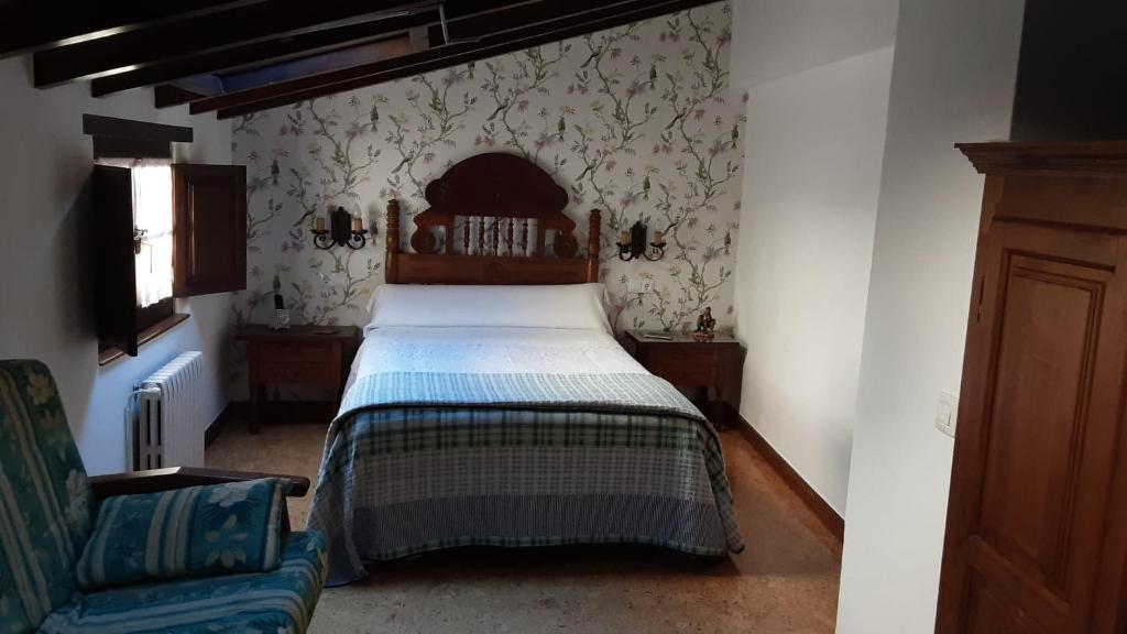 桑提亚纳德玛安赫利卡旅馆的一间卧室配有一张床和一张沙发