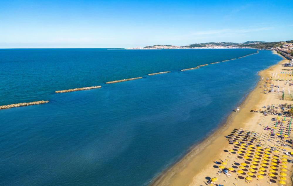 法尔科纳拉·玛里提马Residence Carmen的享有海滩的空中景致,配有椅子和遮阳伞