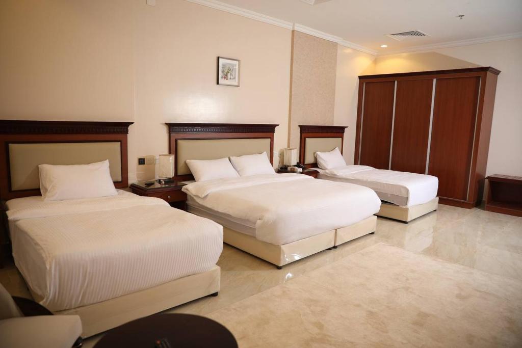 阿尔阿尔فندق هلا اثنين的一间酒店客房,房间内设有两张床