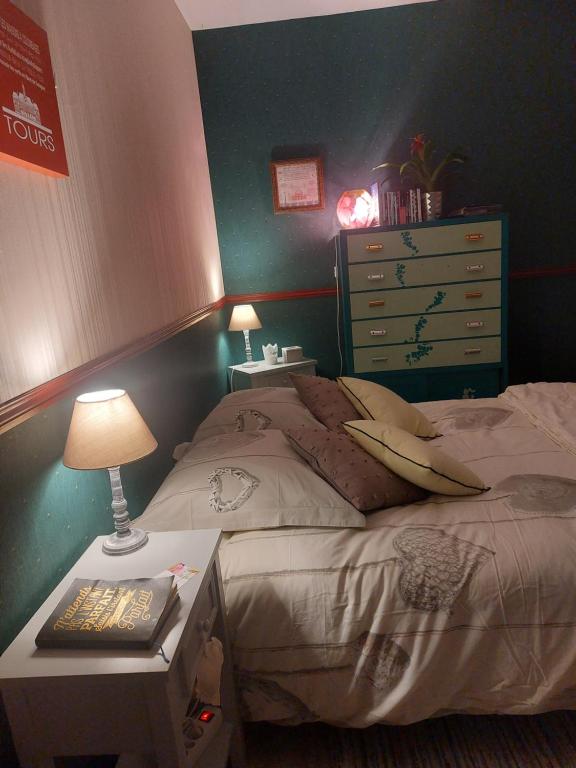 La RicheJodelle的一间卧室配有一张床和一张带台灯的桌子
