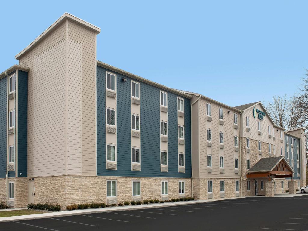 迈尔斯堡WoodSpring Suites Fort Myers - Cape Coral的公寓大楼拥有蓝色和灰色的建筑