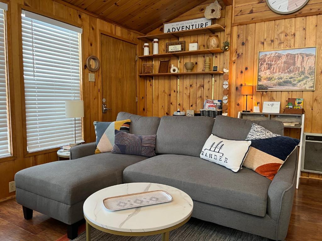 潘圭奇Bryce’s Zion House by Bryce Canyon National Park!的客厅配有沙发和桌子