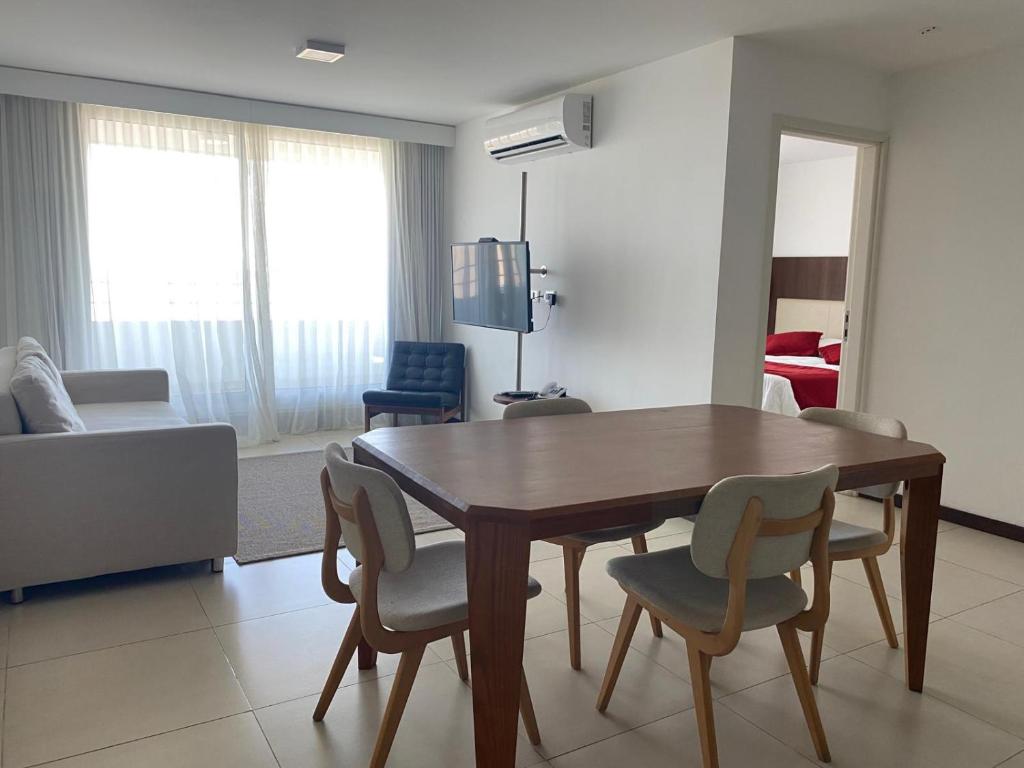 科洛尼亚-德尔萨克拉门托Dpto de 1 dormitorio, 402 Dos Orillas, Colonia的客厅配有木桌和椅子
